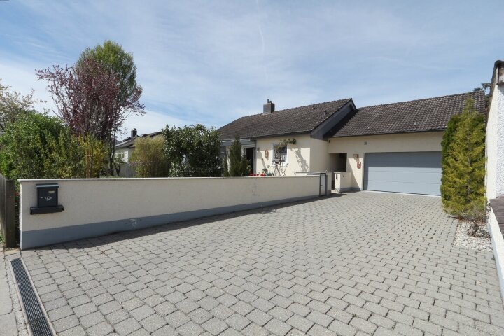 Wohnen auf einer Ebene: Ruhig gelegener Bungalow mit Doppelgarage (Erbpachtgrundstück)!