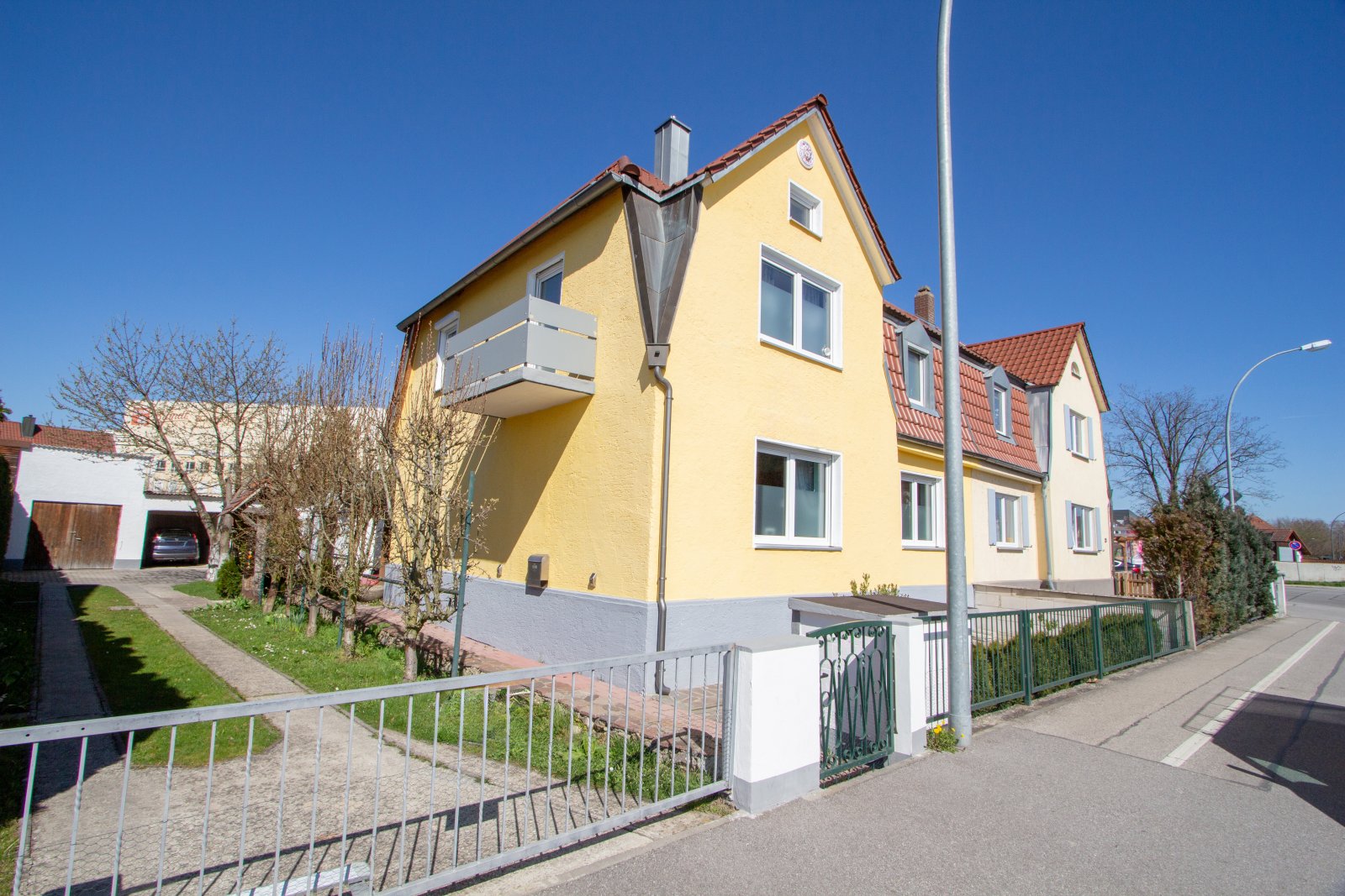 Große Doppelhaushälfte mit 4 Garagen in Landshut