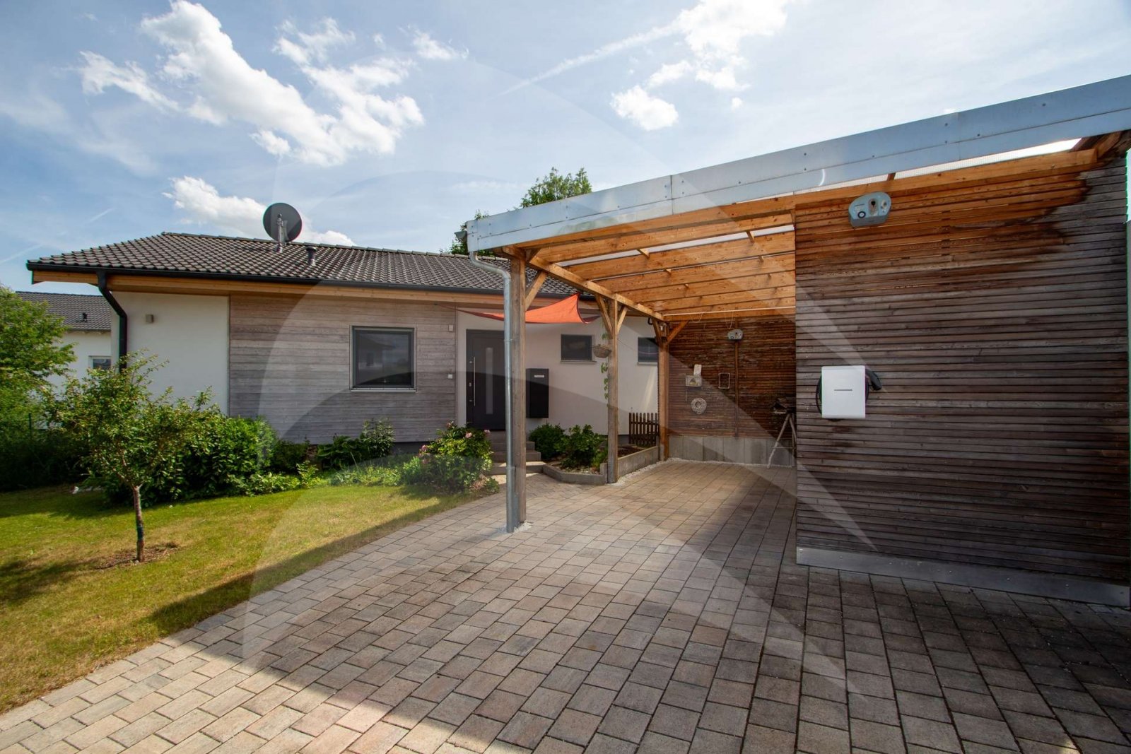 Moderner &amp; hochwertiger Bungalow mit liebevoll gestaltetem Garten und nachhaltigem Energiekonzept
