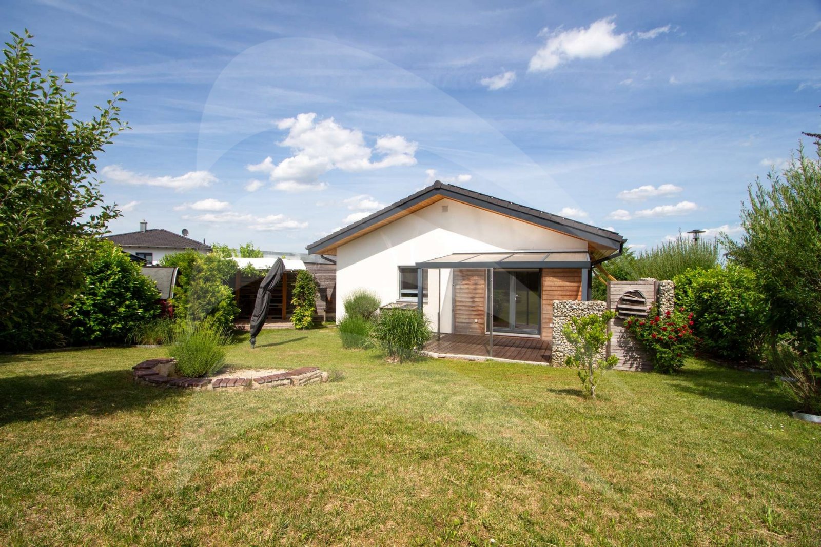 Moderner &amp; hochwertiger Bungalow mit liebevoll gestaltetem Garten und nachhaltigem Energiekonzept