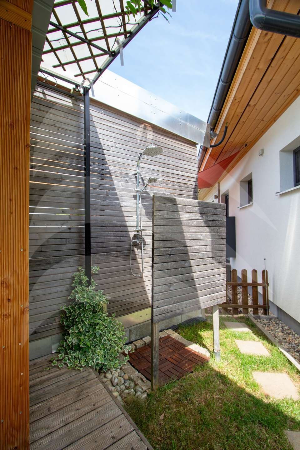 Moderner &amp; hochwertiger Bungalow mit liebevoll gestaltetem Garten und nachhaltigem Energiekonzept