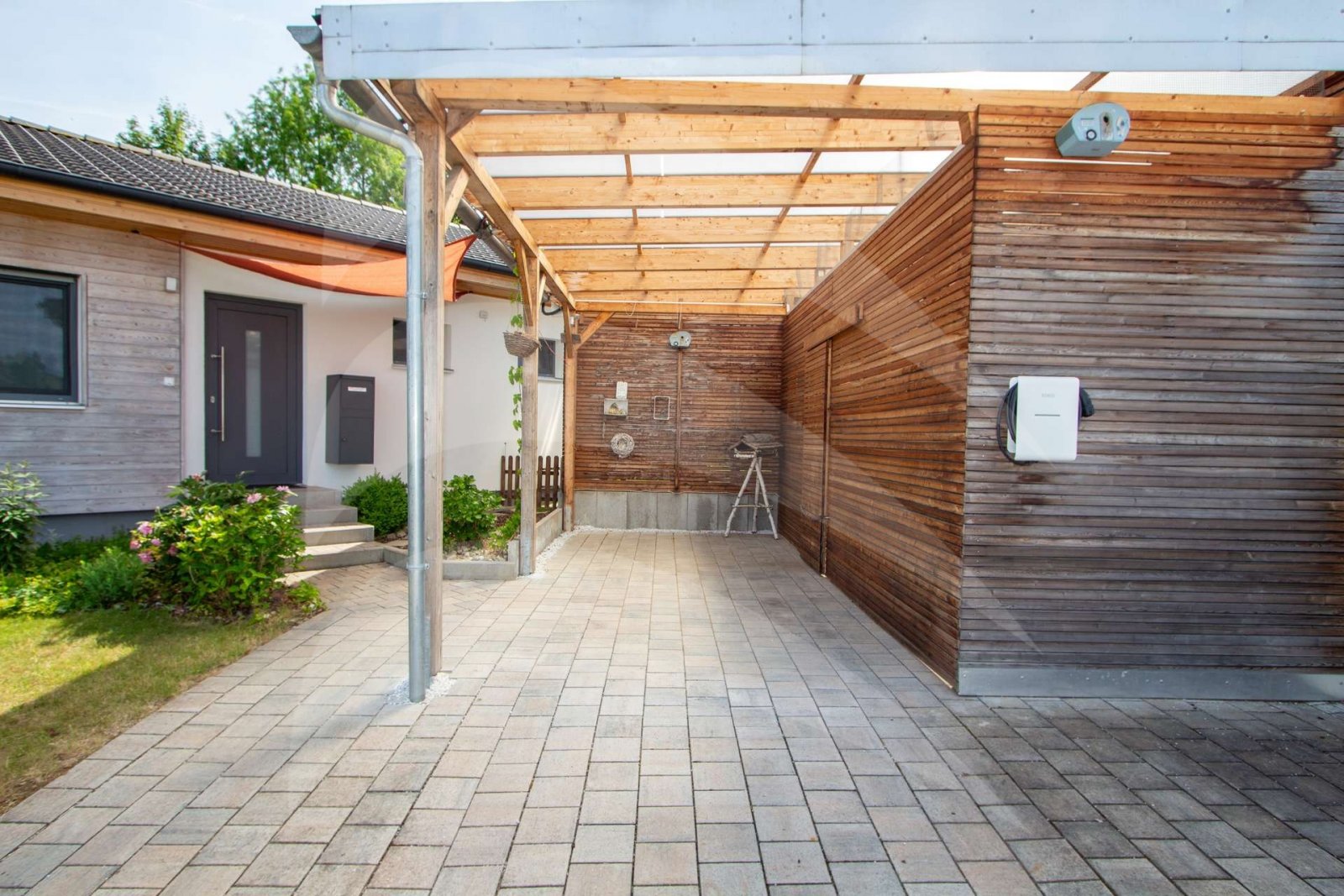 Moderner &amp; hochwertiger Bungalow mit liebevoll gestaltetem Garten und nachhaltigem Energiekonzept