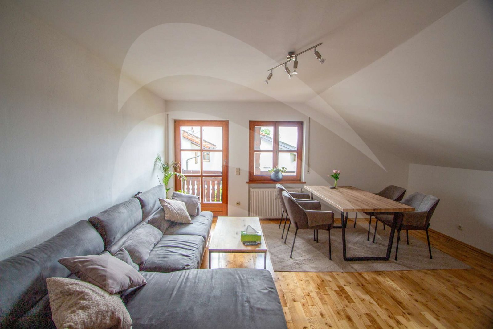 Stilvolle Split-Level-Wohnung mit 2 Zimmern in Essenbach