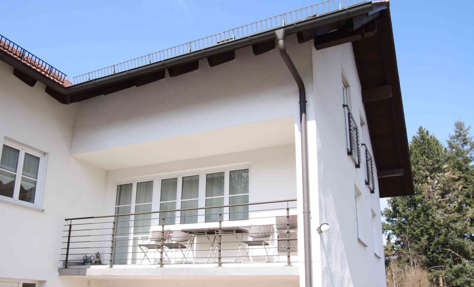 Ruhig gelegene 4-Zimmerwohnung mit Westterrasse und Südbalkon in kleiner Anlage!