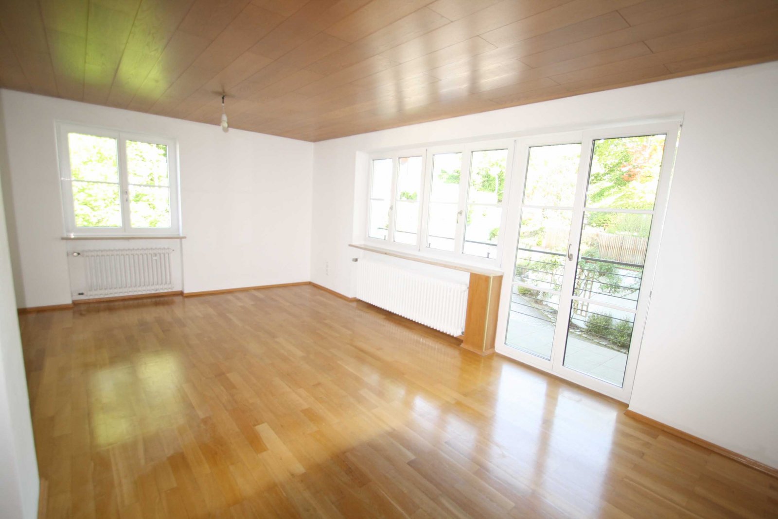 Ruhig gelegene 4-Zimmerwohnung mit Westterrasse und Südbalkon in kleiner Anlage!