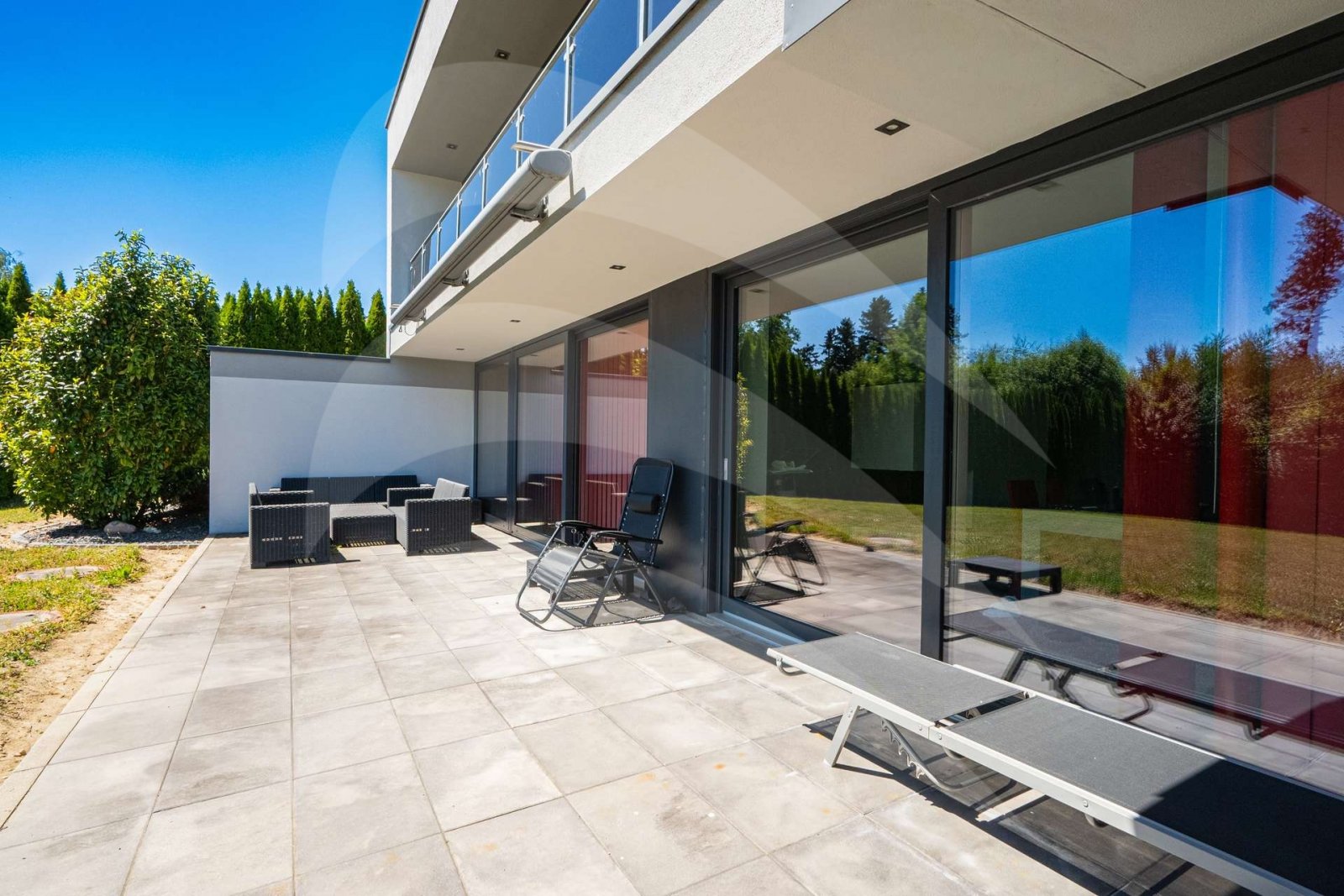 Modernes Einfamilienhaus mit großem Grundstück
