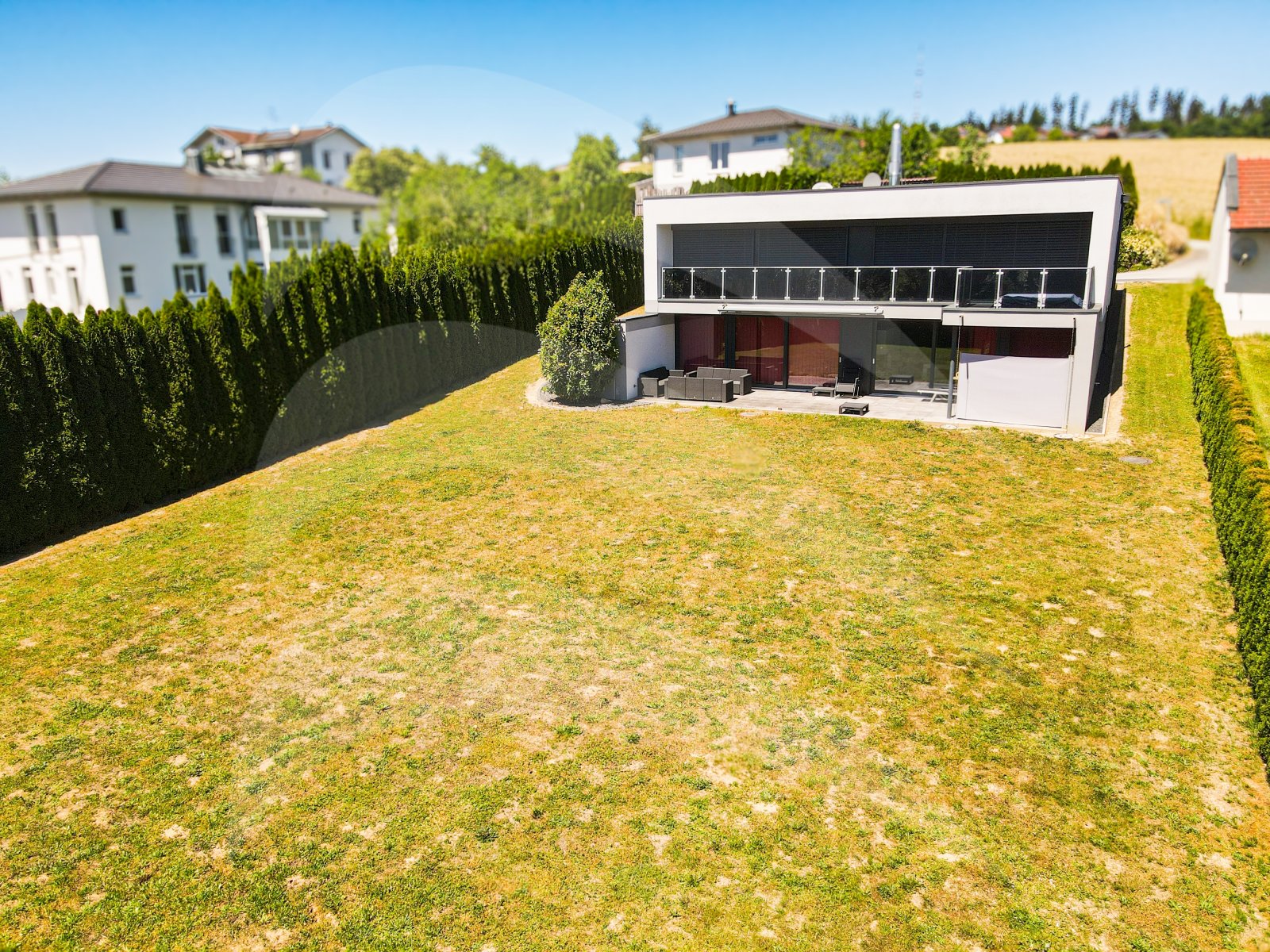 Modernes Einfamilienhaus mit großem Grundstück