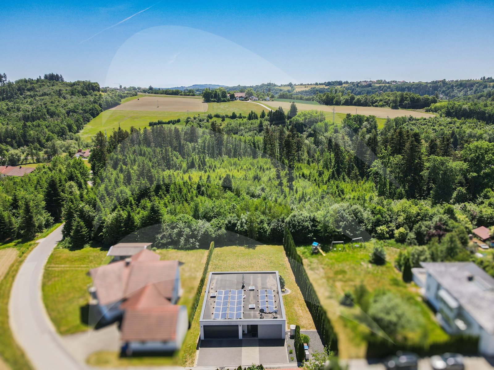 Modernes Einfamilienhaus mit großem Grundstück
