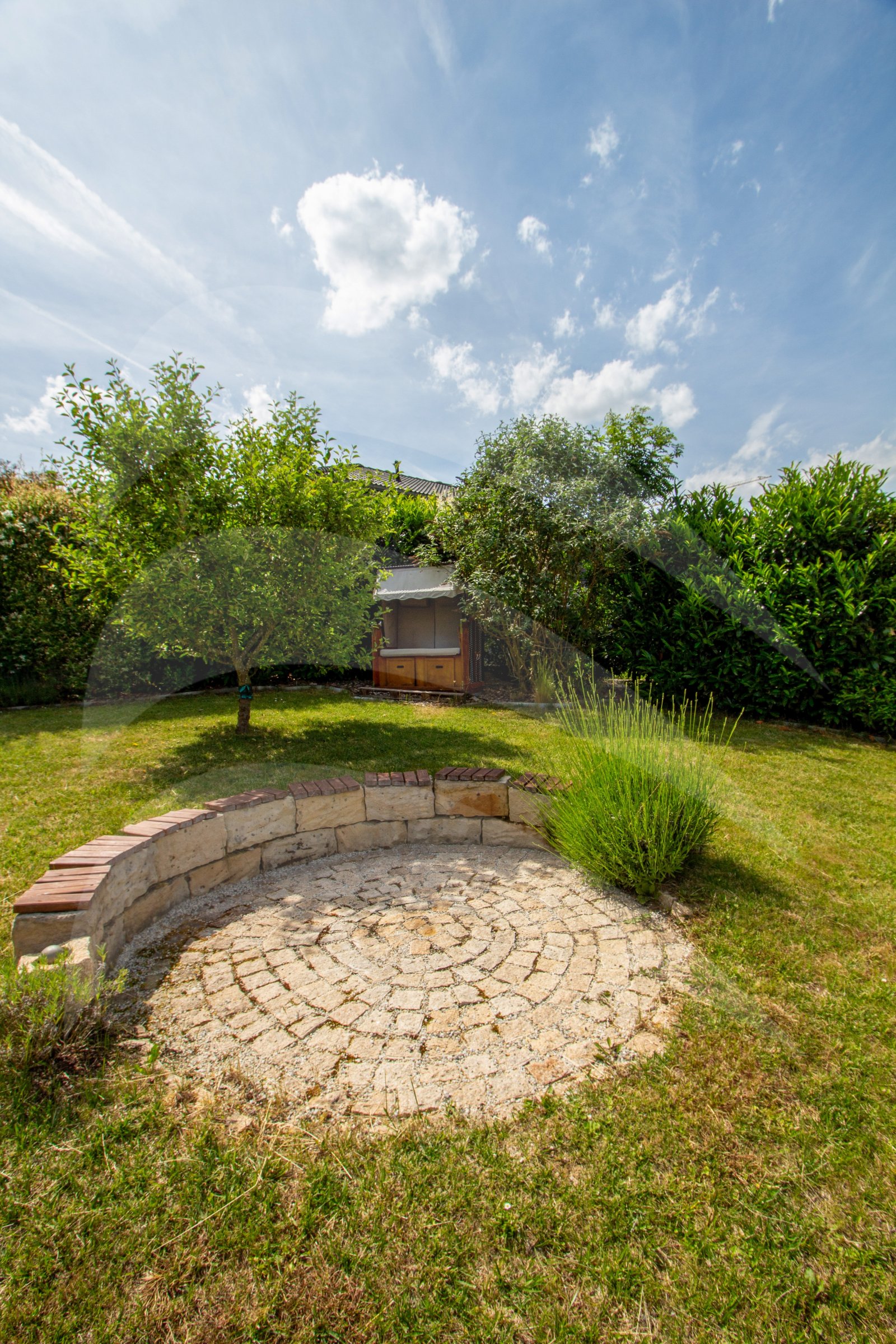 Moderner & hochwertiger Bungalow mit liebevoll gestaltetem Garten und nachhaltigem Energiekonzept