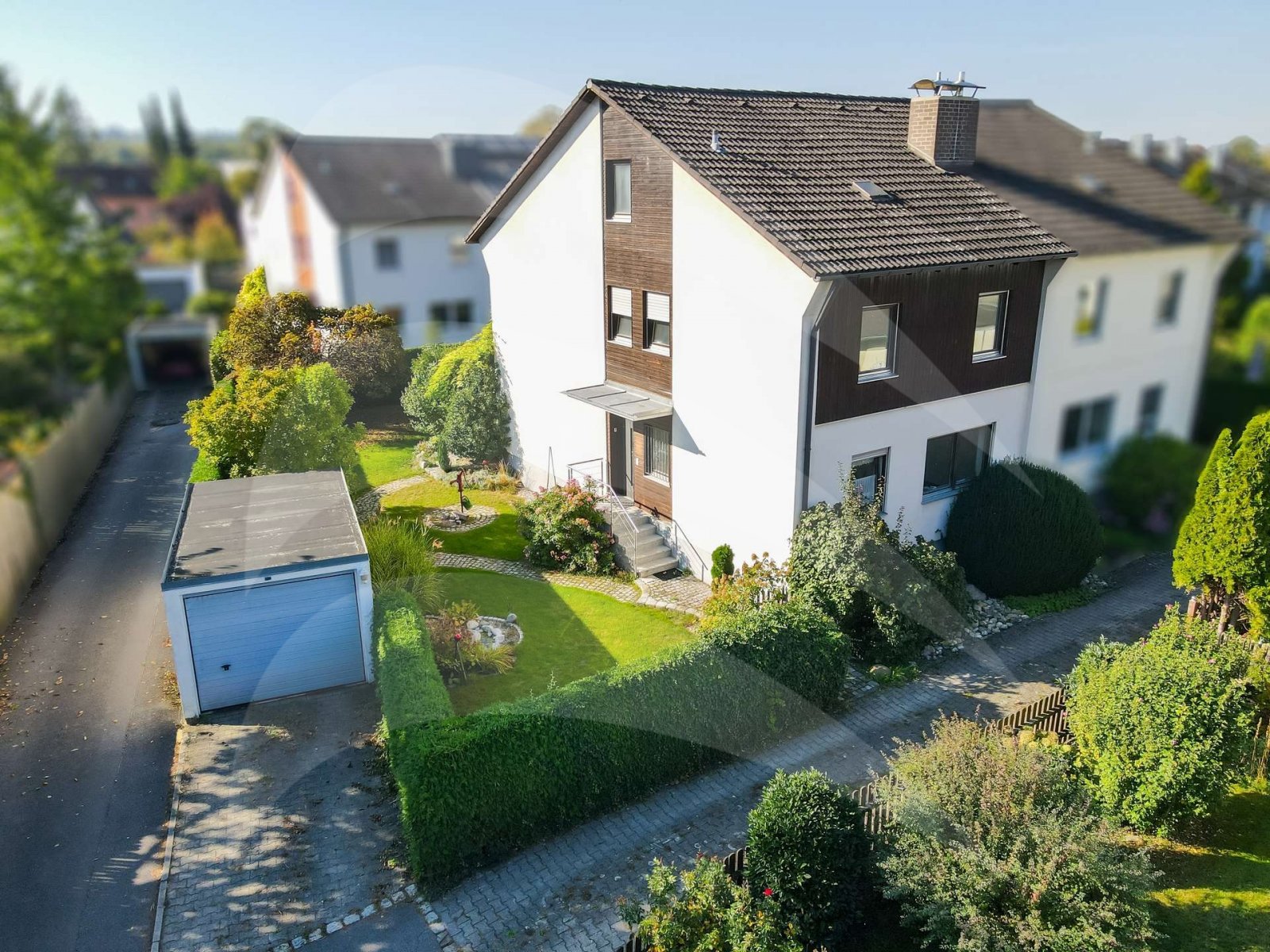 Landshut-West: Großzügige Doppelhaushälfte mit 7 Zimmern und schönem Garten