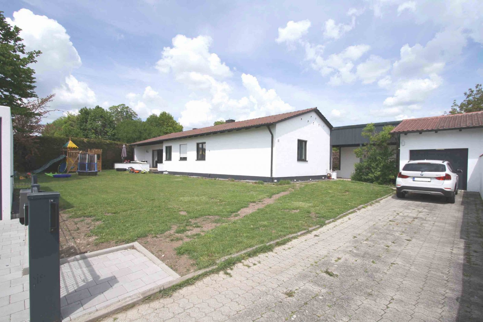 Wohnen auf einer Ebene: Renovierter Bungalow mit großem Garten und Garage in Essenbach