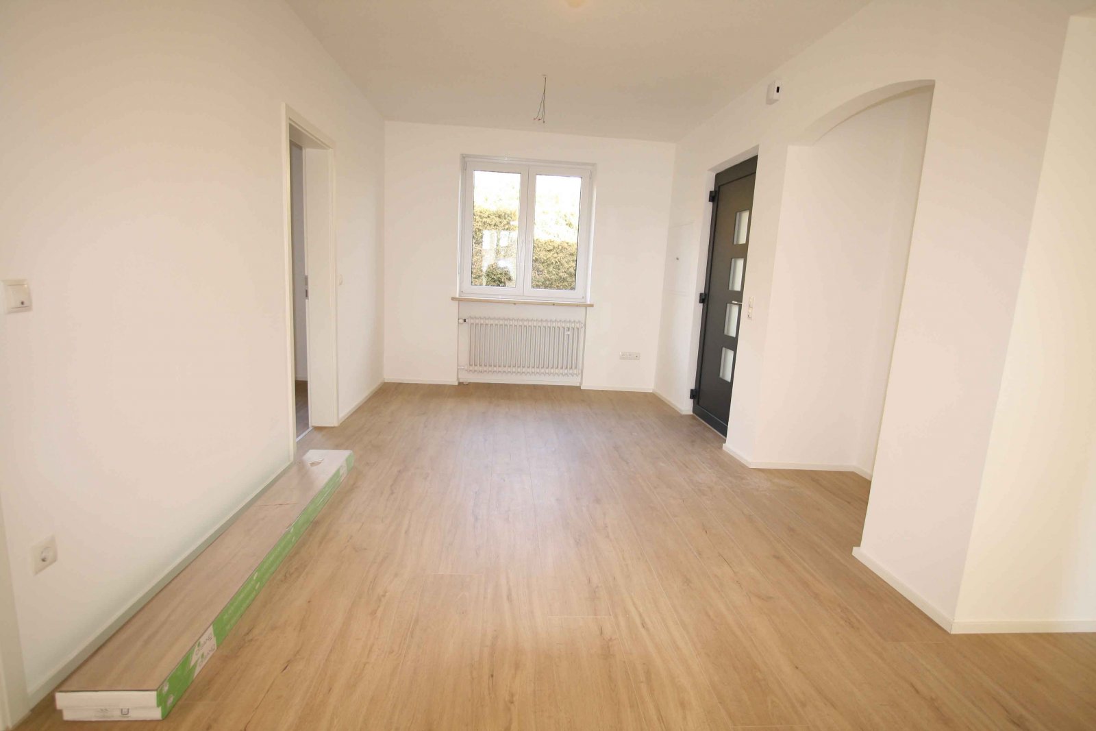 Wohnen auf einer Ebene: Renovierter Bungalow mit großem Garten und Garage in Essenbach