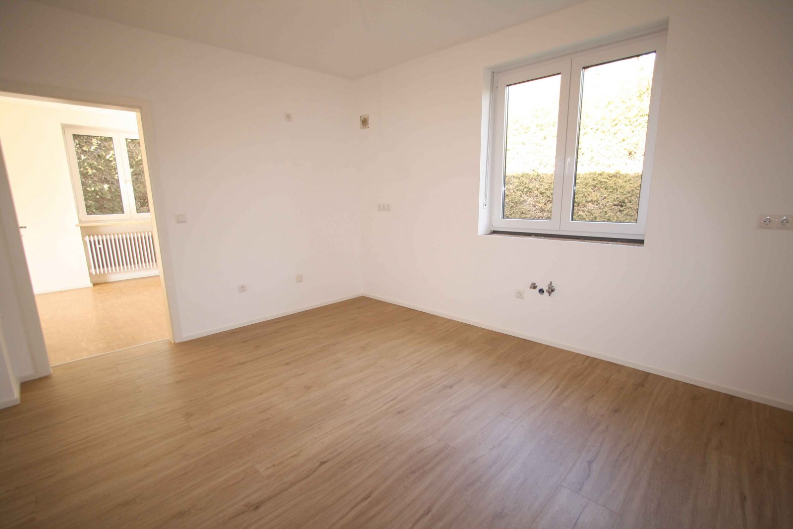 Wohnen auf einer Ebene: Renovierter Bungalow mit großem Garten und Garage in Essenbach