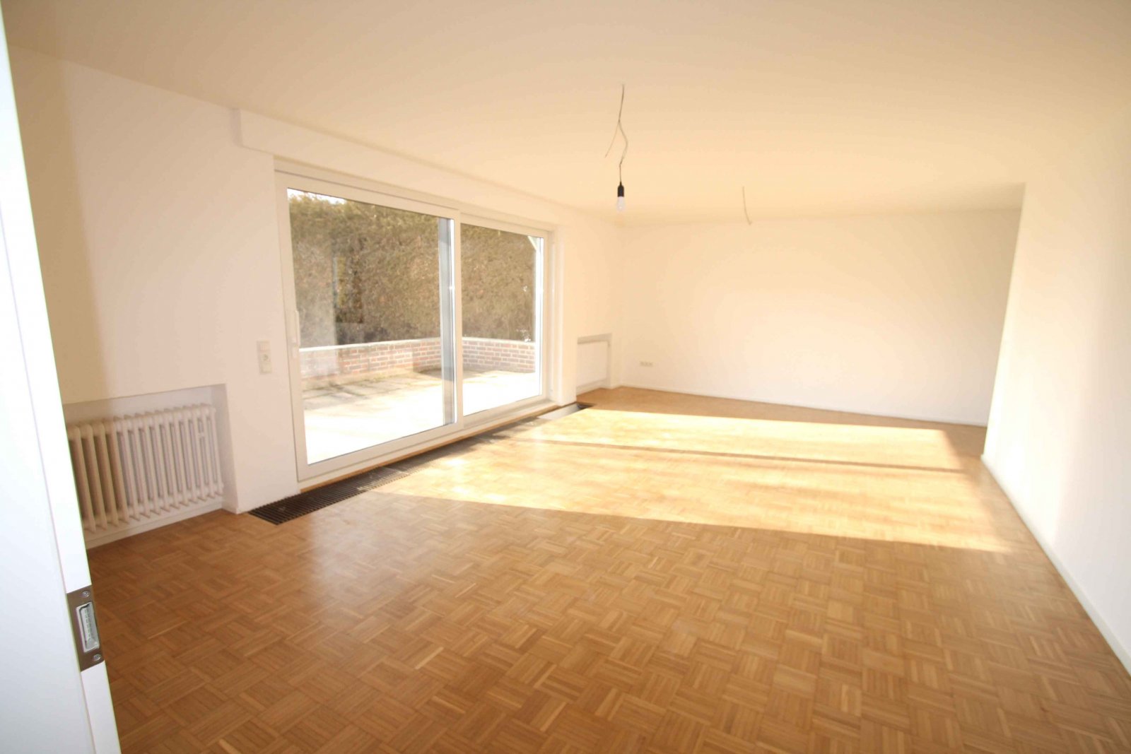 Wohnen auf einer Ebene: Renovierter Bungalow mit großem Garten und Garage in Essenbach