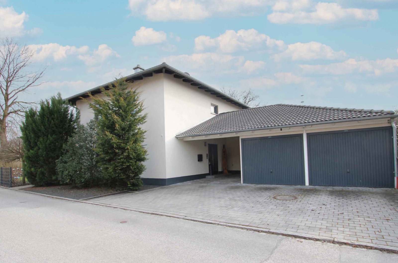Charmantes Einfamilienhaus, ruhig gelegen mit Doppelgarage im Gemeindebereich Essenbach!