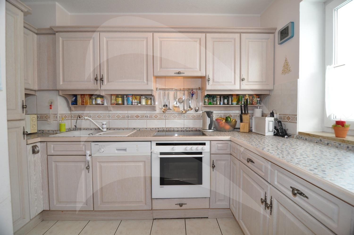 Küche mit Einbauküche