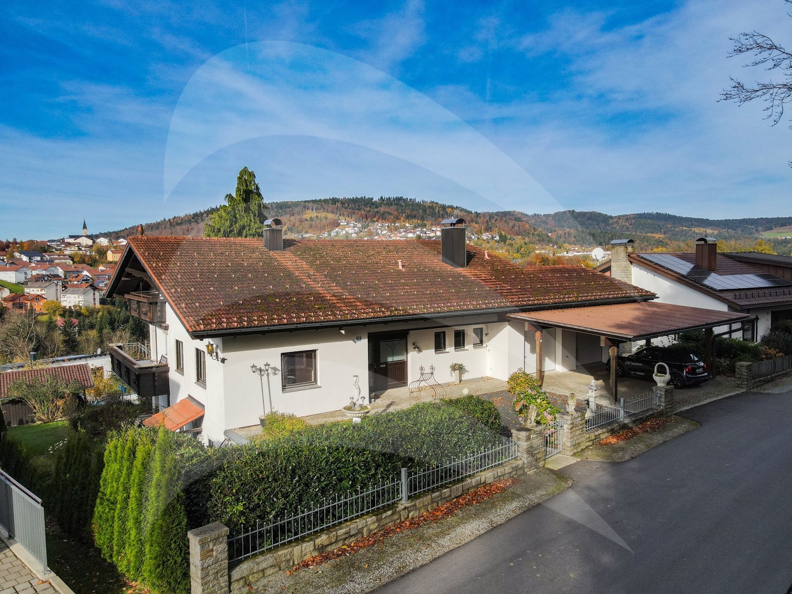 Hauzenberg: Mehrfamilien-/Mehrgenerationenhaus mit traumhaftem Fernblick 