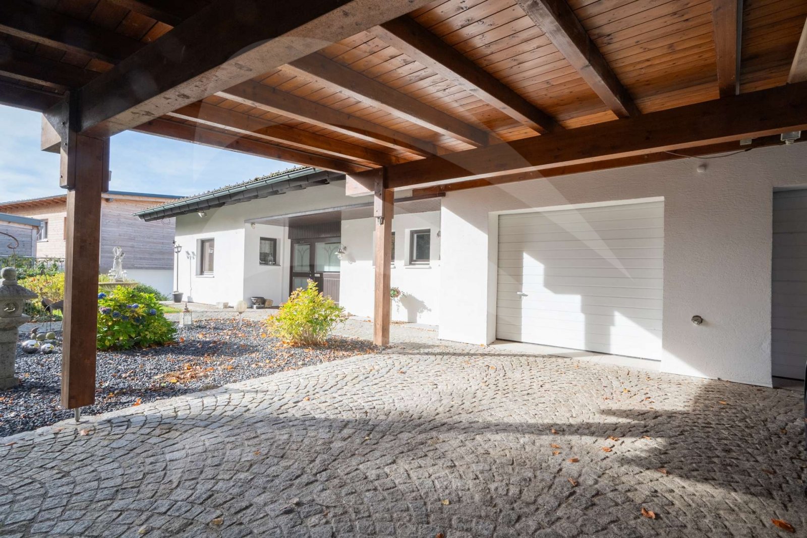 Eingang/Garage/Carport