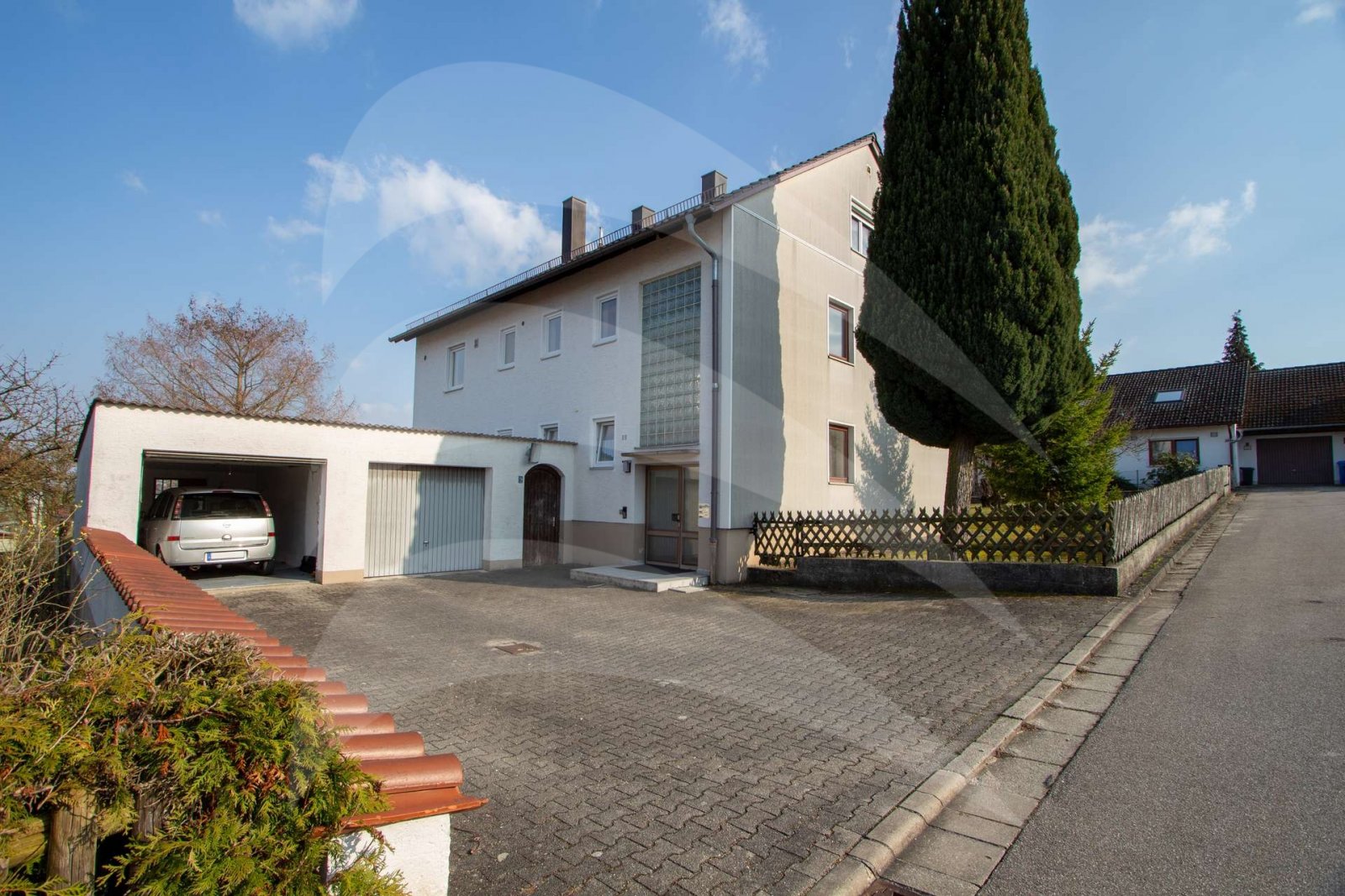 Mallersdorf-Pfaffenberg: Investmentchance: 3 Wohneinheiten plus zusätzliches Baugrundstück 