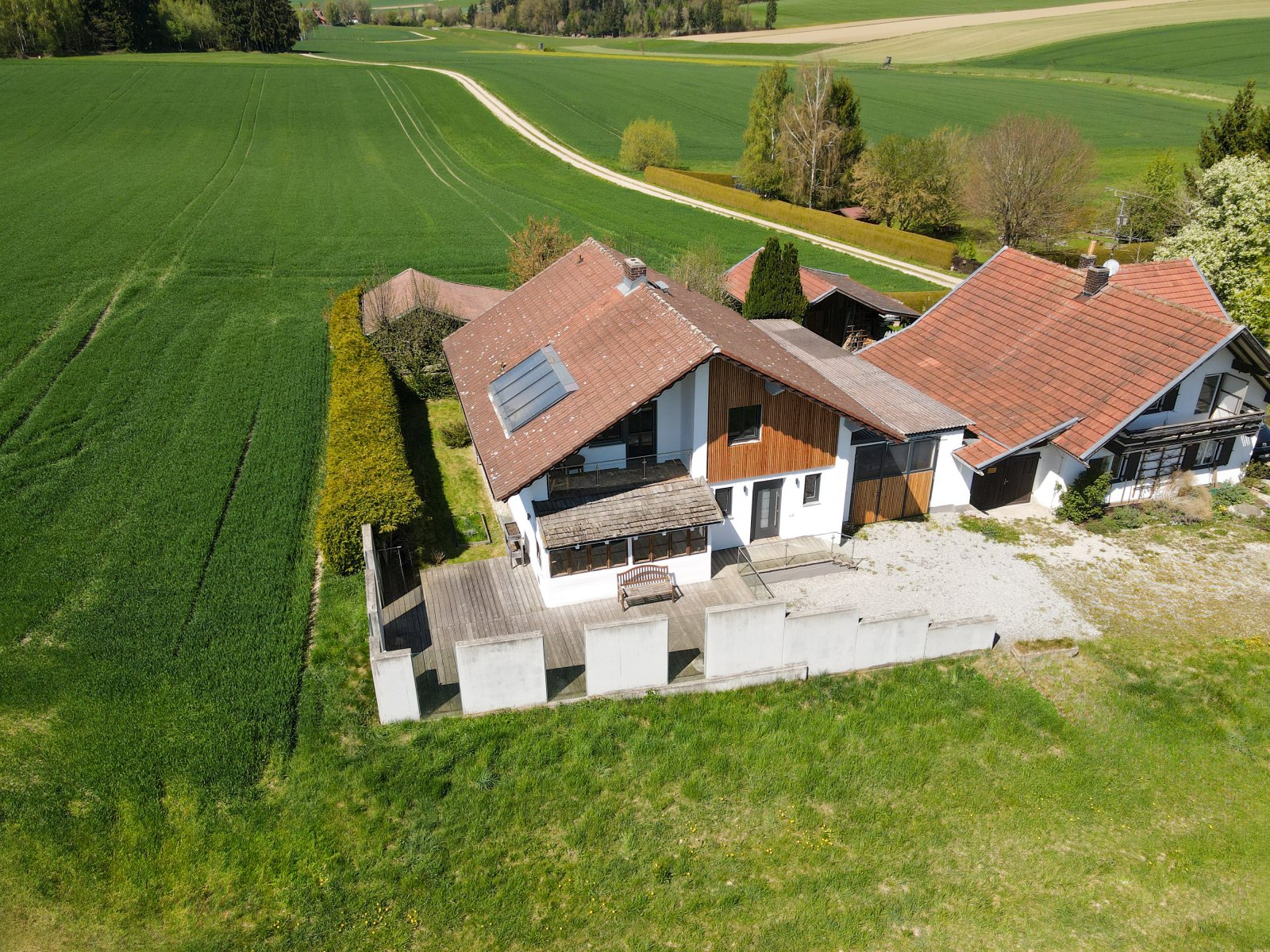 Wohnen im Grünen: Hochwertig renoviertes Einfamilienhaus in traumhafter Dorflage nahe Vilsbiburg 