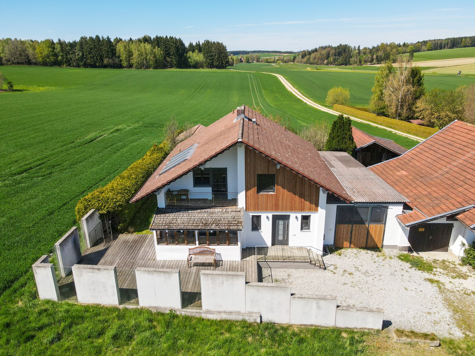 Wohnen im Grünen: Hochwertig renoviertes Einfamilienhaus in traumhafter Dorflage nahe Vilsbiburg 