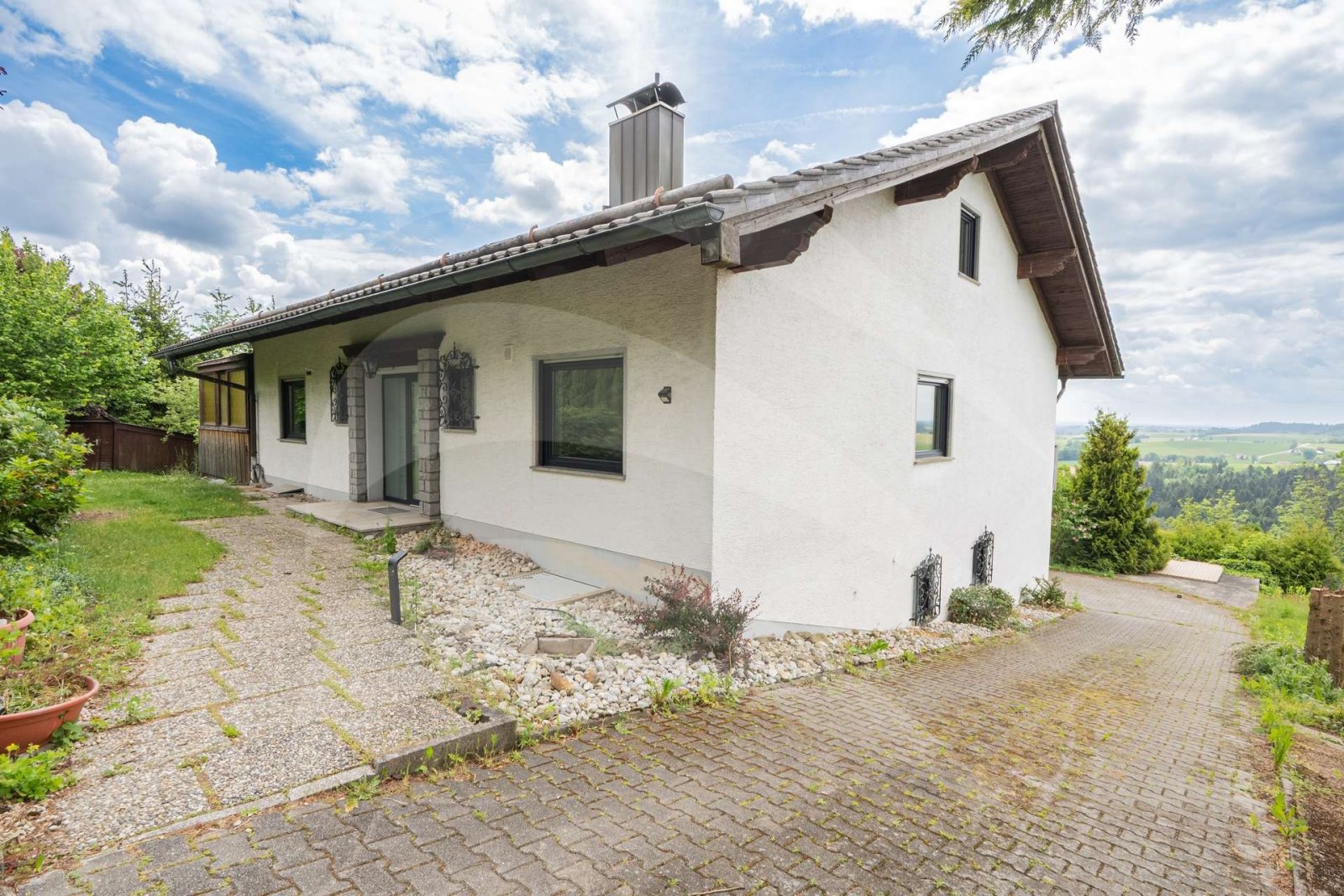 Frisch renoviertes Ein- bis Zweifamilienhaus mit Weitblick 