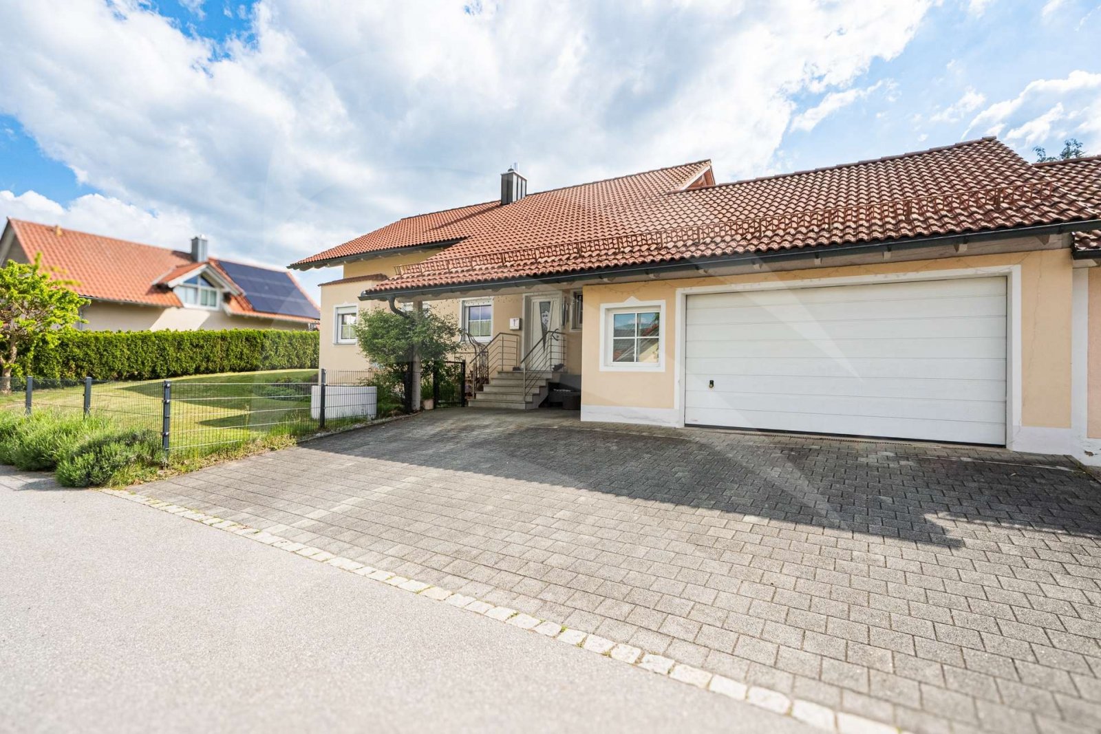 Hutthurm: Gepflegtes Einfamilienhaus mit großem Garten, Pool und Einliegerwohnung Hutthurm: Gepflegtes Einfamilienhaus mit großem Garten, Pool und Einliegerwohnung