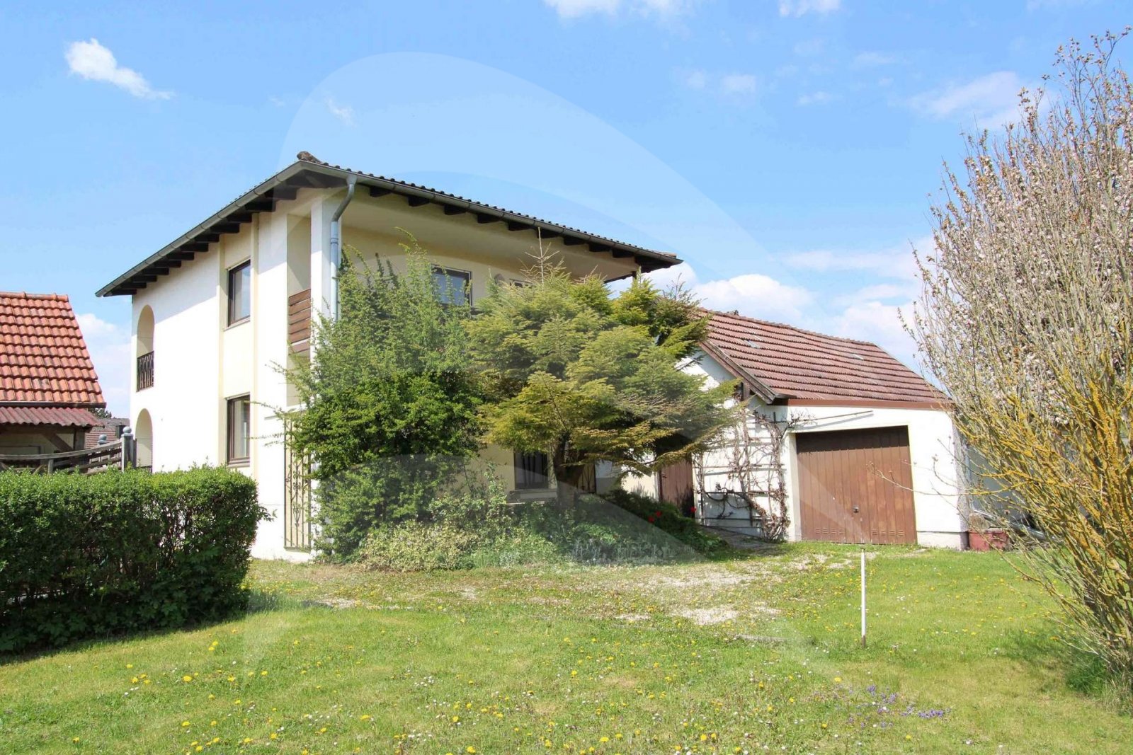 Landau an der Isar: Platz für zwei Familien: Ruhig gelegenes Zweifamilienhaus nähe Bahnhof Landau an der Isar: Platz für zwei Familien: Ruhig gelegenes Zweifamilienhaus nähe Bahnhof