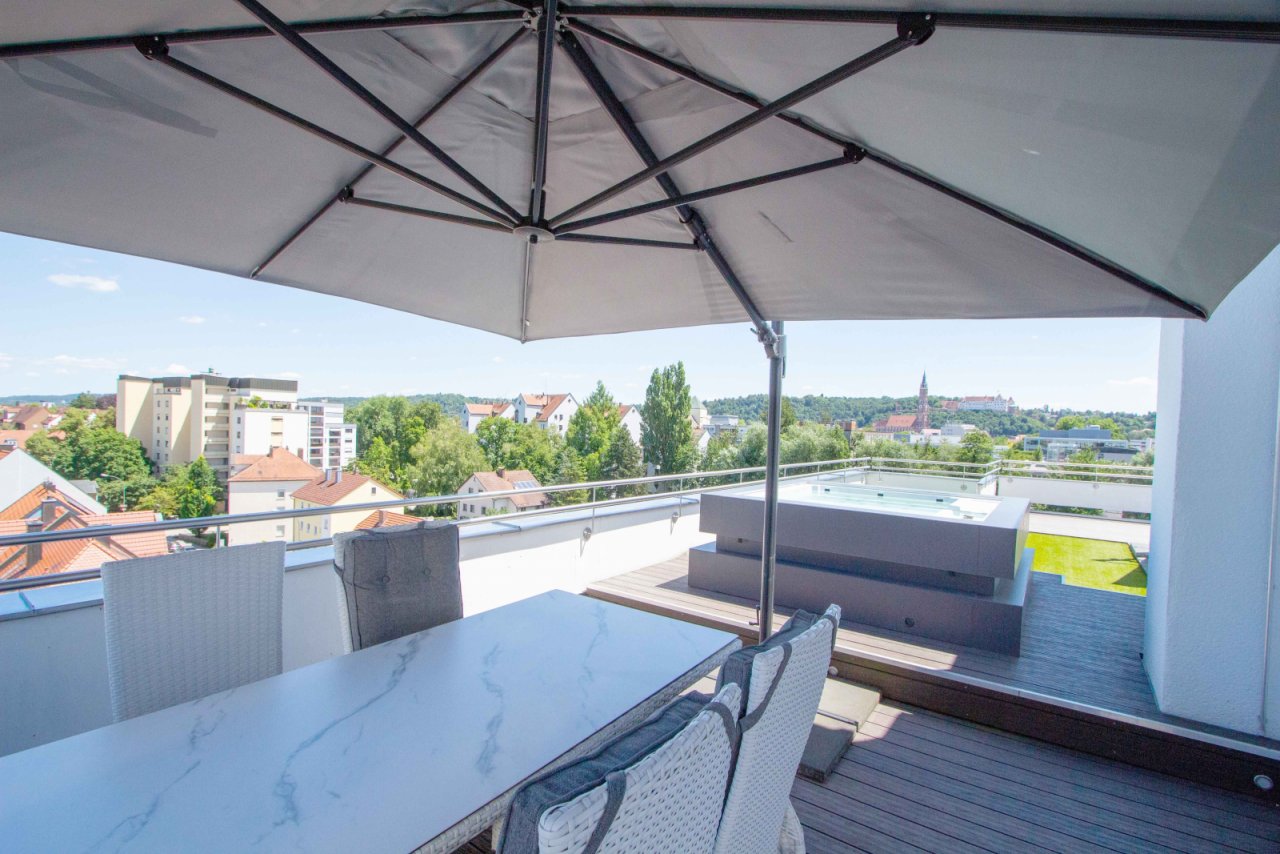 Ostterrasse mit Whirlpool Ostterrasse mit Whirlpool