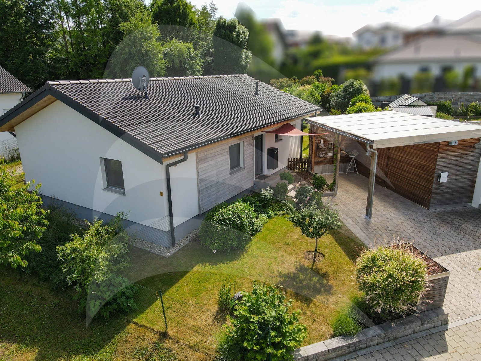Mallersdorf-Pfaffenberg: Moderner & hochwertiger Bungalow mit liebevoll gestaltetem Garten und nachhaltigem Energiekonzept Mallersdorf-Pfaffenberg: Moderner & hochwertiger Bungalow mit liebevoll gestaltetem Garten und nachhaltigem Energiekonzept